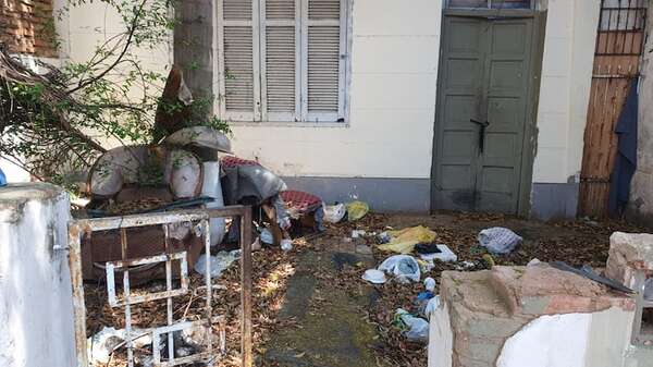 Asunción: vecinos denuncian que casa abandonada está llena de basura y es utilizada como aguantadero - Nacionales - ABC Color