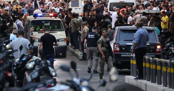 La Nación / Explosión de bíperes causa caos frente a los hospitales de Líbano