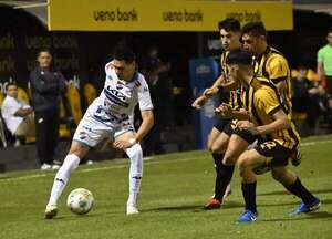 Víctor Bernay: “Tuvimos más aproximaciones, pero el empate es justo”   - Fútbol - ABC Color