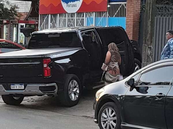 Captan a senadora Noelia Cabrera usando la camioneta de Diego Dirisio - Nacionales - ABC Color