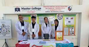 La Nación / Estudiantes paraguayos presentaron jarabe natural y ganaron competencia científica en Colombia