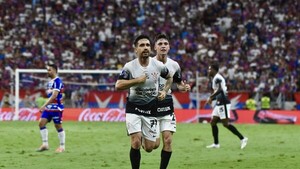 Corinthians encamina la clasificación a semis