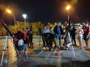 Gran convocatoria en la Costanera para observar el eclipse parcial de luna - Nacionales - ABC Color