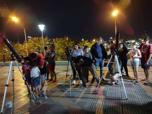 Gran convocatoria en la Costanera para observar el eclipse parcial de luna - Nacionales - ABC Color