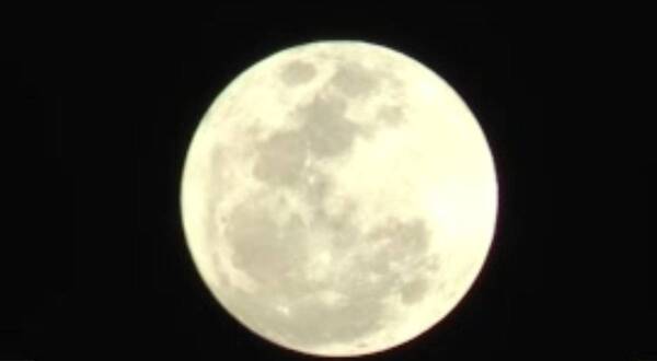 Aguardando el eclipse lunar en la Costanera de Asunción - SNT