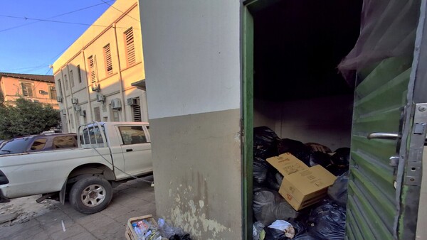 Insalubres postales: Vereda del MSP rota, con agua acumulada y basura