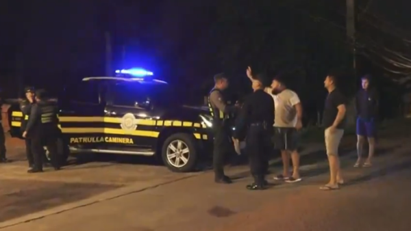 Motociclistas mueren al chocar por un camión parado por la Caminera y hay agentes aprehendidos