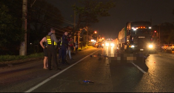 Motociclistas mueren tras impactar contra camión demorado por la Caminera - Unicanal
