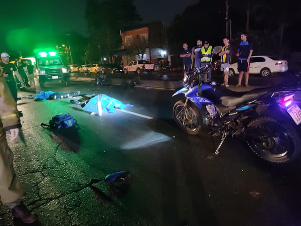 Dos motociclistas mueren al chocar contra camión demorado por Patrulla Caminera - Noticiero Paraguay
