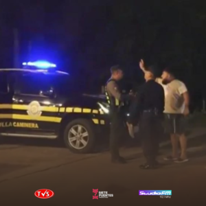 MOTOCICLISTAS MUEREN AL CHOCAR POR UN CAMIÓN PARADO POR LA CAMINERA Y HAY AGENTES APREHENDIDOS - TVS