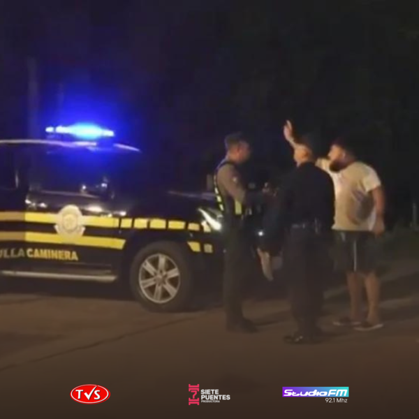 MOTOCICLISTAS MUEREN AL CHOCAR POR UN CAMIÓN PARADO POR LA CAMINERA Y HAY AGENTES APREHENDIDOS - TVS