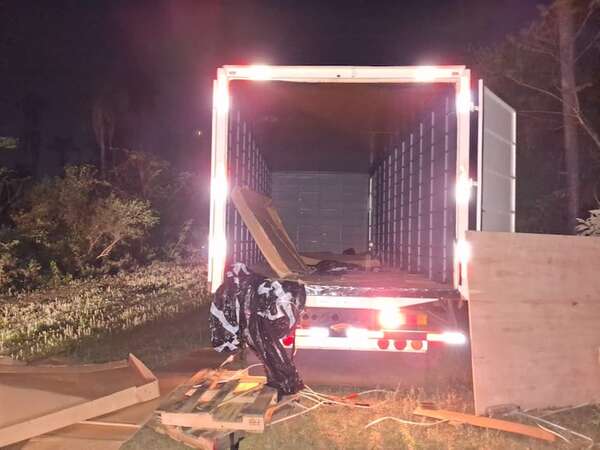 Asalto en Caacupé: Policía investiga ploteado de camioneta - Policiales - ABC Color