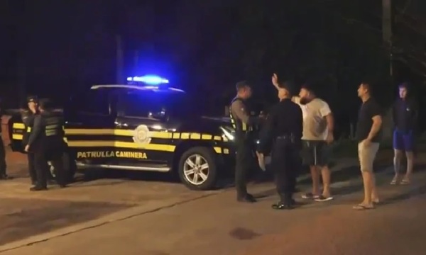 Motociclistas pierden la vida al chocar contra camión detenido por la Caminera: cinco agentes detenidos - OviedoPress