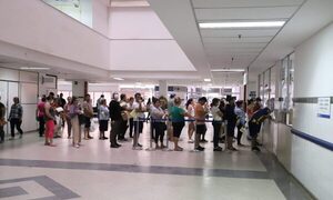 Doña denunciada por cobrar para hacer fila en hospitales