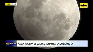 Costanera Norte: varias personas disfrutaron del eclipse parcial de la luna   - ABC Noticias - ABC Color