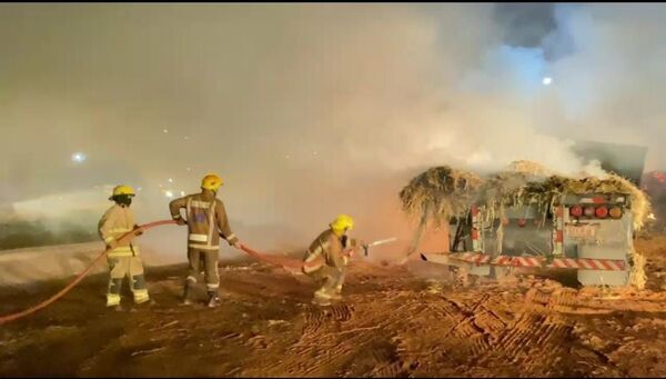 CARRETA QUE TRANSPORTABA HENO SE INCENDIÓ EN SAN PEDRO DEL PARANÁ - Itapúa Noticias