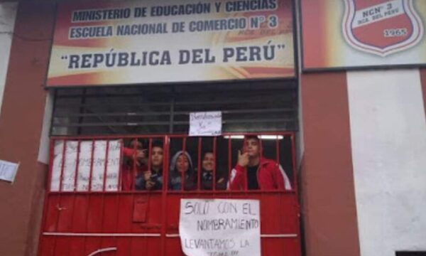 Pillan a estudiante con un arma de fuego dentro del colegio