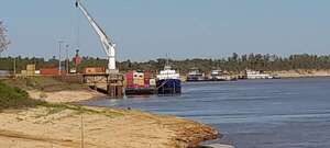Crece actividad de descarga de mercaderías en puertos de Pilar ante bajante del río Paraguay - Nacionales - ABC Color