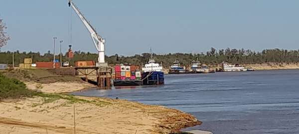 Crece actividad de descarga de mercaderías en puertos de Pilar ante bajante del río Paraguay - Nacionales - ABC Color