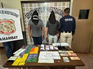 Detienen en Pedro Juan Caballero a dos bolivianos con decenas de tarjetas de débito de dudosa procedencia - Policiales - ABC Color