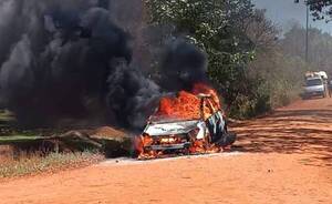 ¡Aijuepete! Iba en su auto y de repente se incendió todito: logró salir a tiempo