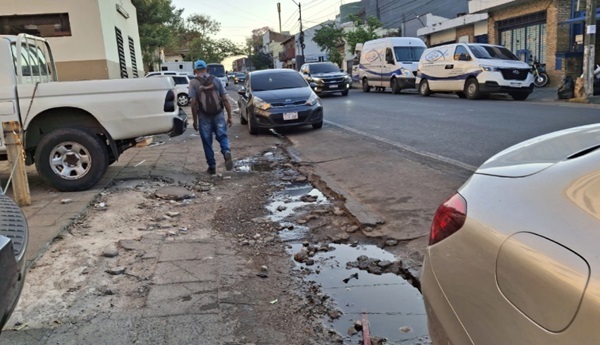 Vereda rota y basura acumulada en sede del Ministerio de Salud