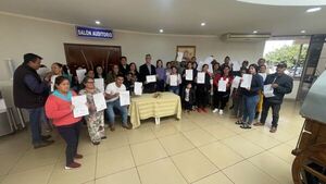 Municipalidad de Pedro J. Caballero hace entrega de certificados de ocupación de lotes a 28 familias de la fracción Mangal