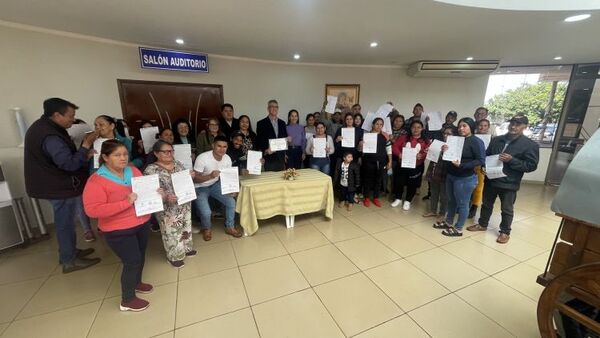Municipalidad de Pedro J. Caballero hace entrega de certificados de ocupación de lotes a 28 familias de la fracción Mangal