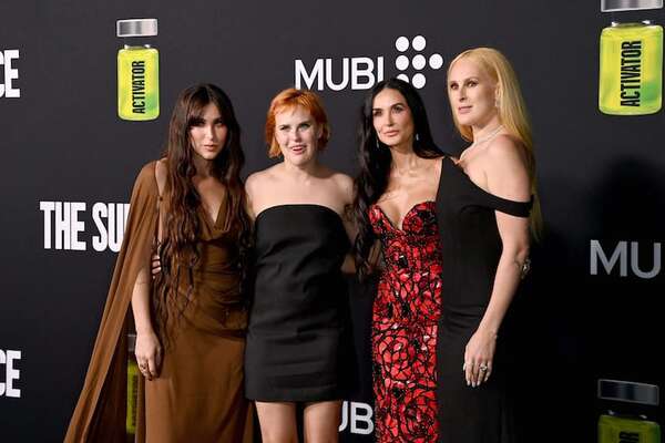 Demi Moore llegó radiante con sus tres hijas al estreno de “The Substance” - Gente - ABC Color