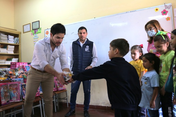 Hicieron entrega de juguetes a niños de una escuela de Luque