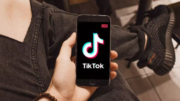 "Mi marido se encierra en el baño para mirar su TikTok y no sale más”