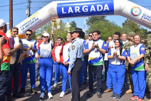 La antorcha “Llama de la Esperanza” iluminó las calles de Paraguarí - Nacionales - ABC Color