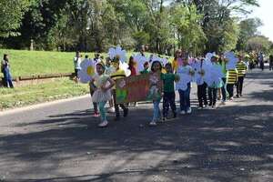 Estudiantes y docentes anticipan festejo de la Primavera con un colorido desfile en Ayolas - Nacionales - ABC Color