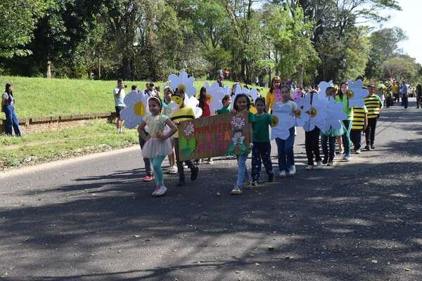 Estudiantes y docentes anticipan festejo de la Primavera con un colorido desfile en Ayolas - Nacionales - ABC Color