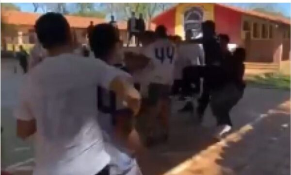 (VIDEO) En un torneo, estudiante “hizo volar” a su profe con una patada