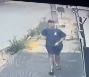 [VIDEO] ¡Degenerado! Persiguió a una joven para mostrarle su "amiguito"
