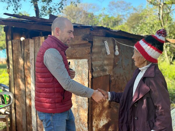 Intendente de Cambyretá construirá vivienda digna a una abuelita que vive en un gallinero