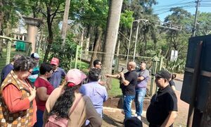Se manifiestan frente a la municipalidad de CDE