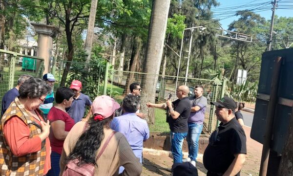Se manifiestan frente a la municipalidad de CDE