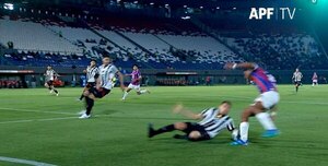 Versus / Para la Dirección de Árbitros debió ser penal para Cerro Porteño