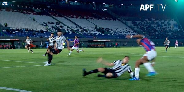 Versus / Para la Dirección de Árbitros debió ser penal para Cerro Porteño