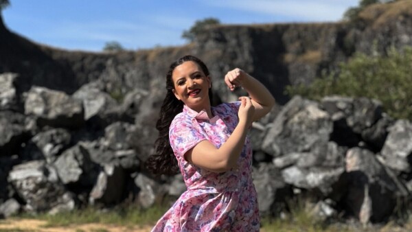 Bailarina busca botelleras para realizar una tesis
