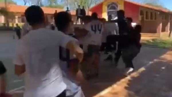 Estudiante “hizo volar” a su profesora con una patada - Noticiero Paraguay