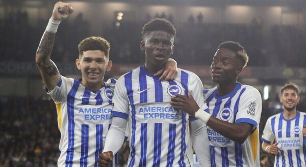 Versus / Con Julio Enciso como titular, Brighton avanza a octavos de la Carabao Cup