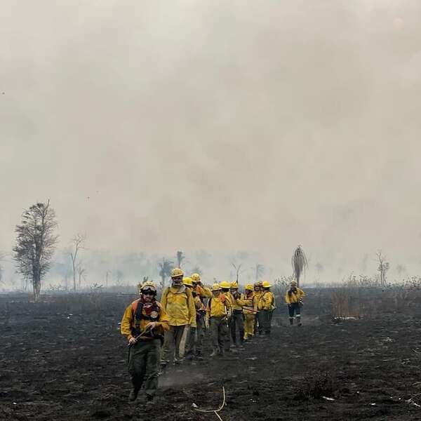 AUDIO: Bomberos siguen trabajando con militares para sofocar el incendio en el Chaco - Ancho Perfil - ABC Color