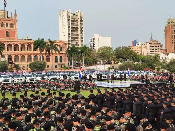 Entregan 250 patrulleras y 100 motos nuevas a la Policía - Policiales - ABC Color