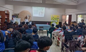 Estudiantes participan en charla sobre efectos de cigarrillos electrón