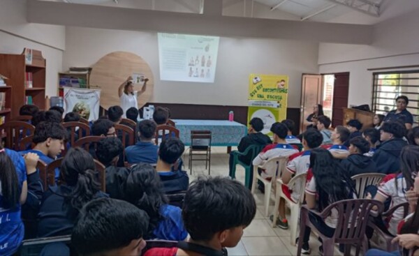 Estudiantes participan en charla sobre efectos de cigarrillos electrón