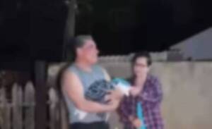 Fue hasta el fondo de su casa y se encontró con una recién nacido: una nota explicaba todo