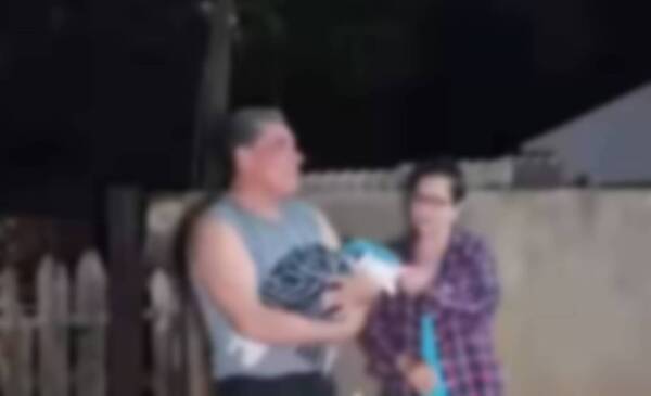Fue hasta el fondo de su casa y se encontró con una recién nacido: una nota explicaba todo